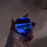 Coque AirPods LUCIØLE Bleu — halo phosphorescent dans le noir