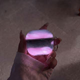 Coque AirPods LUCIØLE Rose — halo phosphorescent dans le noir