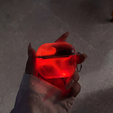 Coque AirPods LUCIØLE Rouge — halo phosphorescent dans le noir