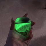 Coque AirPods LUCIØLE Vert — halo phosphorescent dans le noir