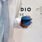 Coque AirPods LUCIØLE Bleu en main, en extérieur