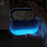 Coque AirPods LUCIØLE ouverte la nuit, boîtier illuminé